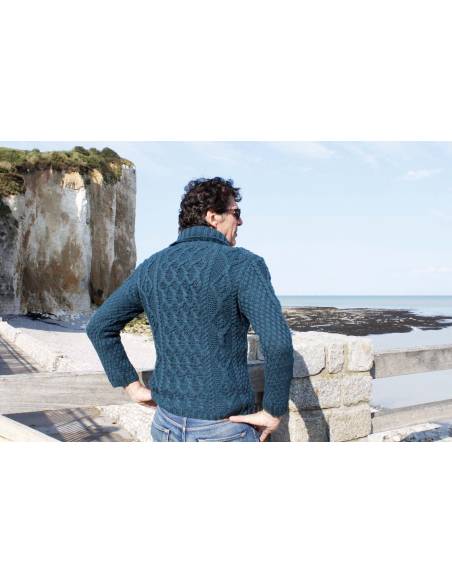 Warmer Damenpullover mit irischem Zopfmuster aus reiner Wolle und Schalkragen.