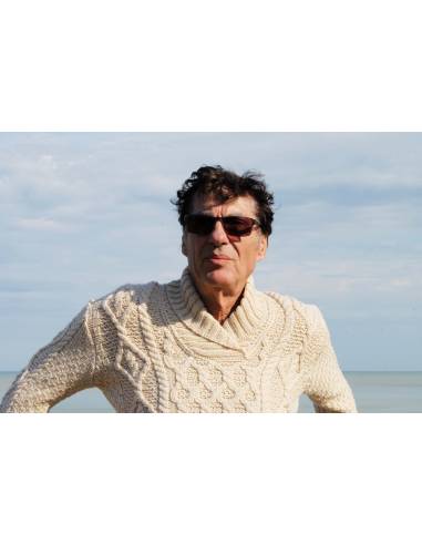 Warmer Damenpullover mit irischem Zopfmuster aus reiner Wolle und Schalkragen.