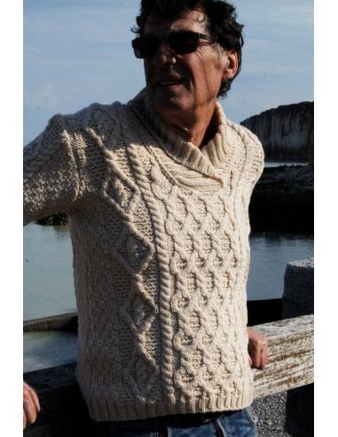 Warmer Damenpullover mit irischem Zopfmuster aus reiner Wolle und Schalkragen.