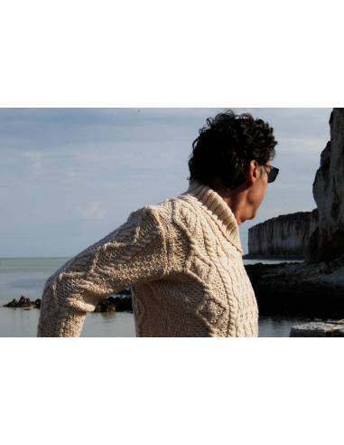 Warmer Damenpullover mit irischem Zopfmuster aus reiner Wolle und Schalkragen.