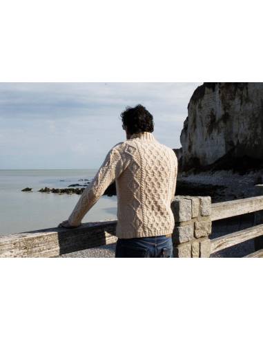 Warmer Damenpullover mit irischem Zopfmuster aus reiner Wolle und Schalkragen.