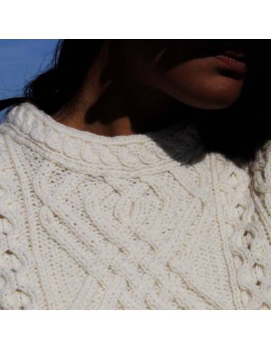 Warmer Damenpullover aus reiner Merinowolle Rundhalsausschnitt und Taschen.