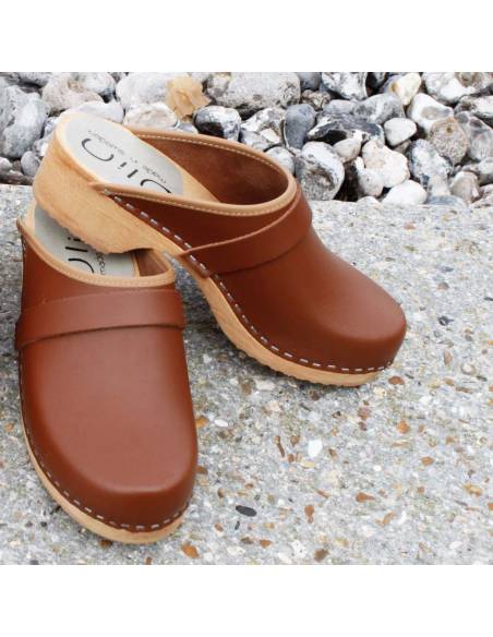 Sabots suedois mixte en cuir intemporel couleur sienne marron fumé