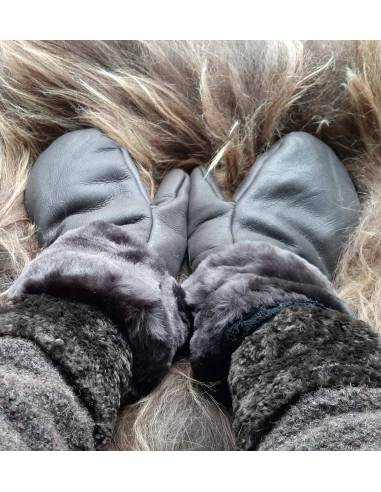 Women Mittens in wooly genuine lambskin