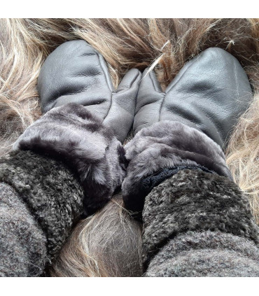 Women Mittens in wooly genuine lambskin