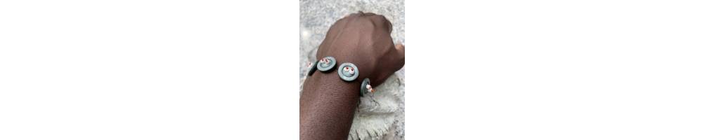 Bijoux homme et femme en perles de verre et boutons vintage.