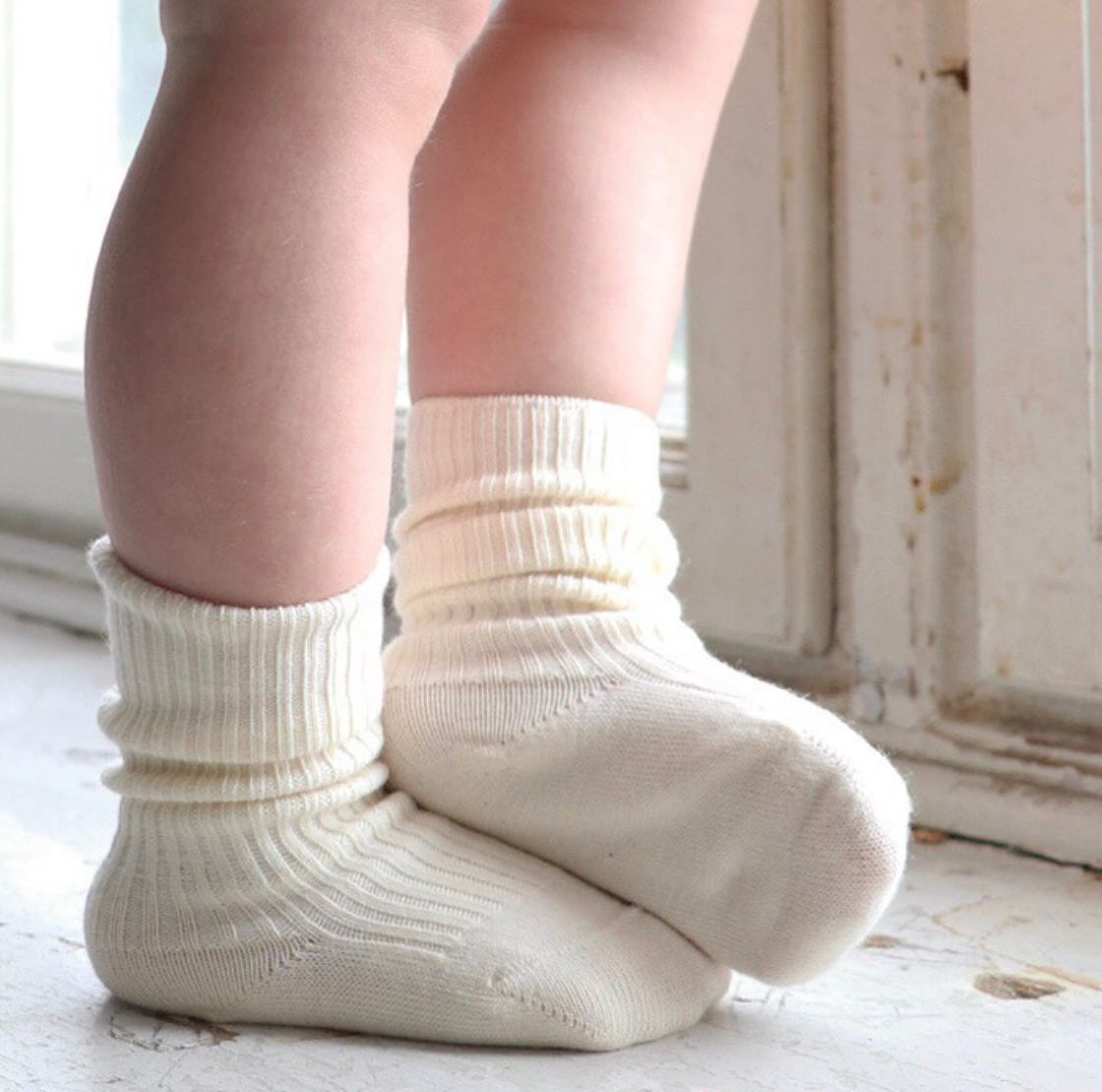 Automne de chéri d'enfant en bas âge et hiver chaud pied-chaussette